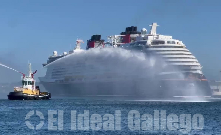 Los remolcadores del Puerto de A Coruña acompañan con mucha agua al crucero de Disney