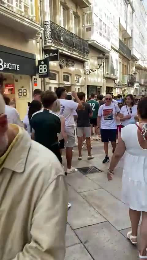 Colas ante la tienda de RopaFutboleros en A Coruña