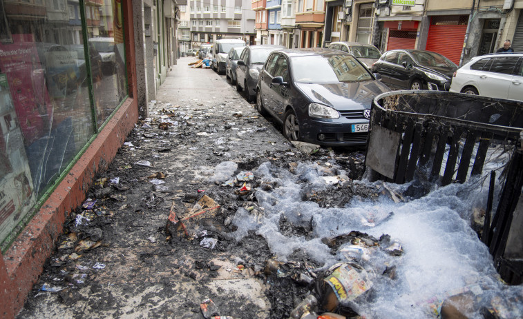 Un nuevo incendio en un contenedor de Os Mallos provoca daños en un coche y en un comercio