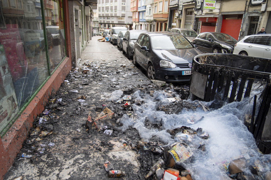 Un nuevo incendio en un contenedor de Os Mallos provoca daños en un coche y en un comercio