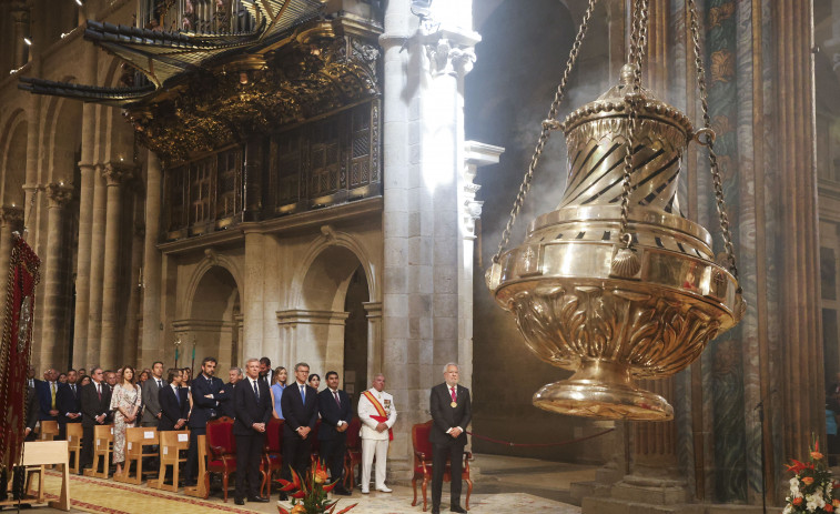 Curiosos se agolpan en el Obradoiro para el desfile previo a la Ofrenda al Apóstol: 