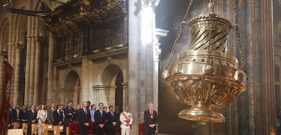 Curiosos se agolpan en el Obradoiro para el desfile previo a la Ofrenda al Apóstol: 