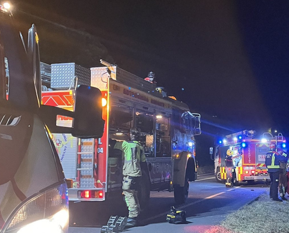 Los servicios de emergencia axulian a una persona atrapada en un accidente en Porto do Son