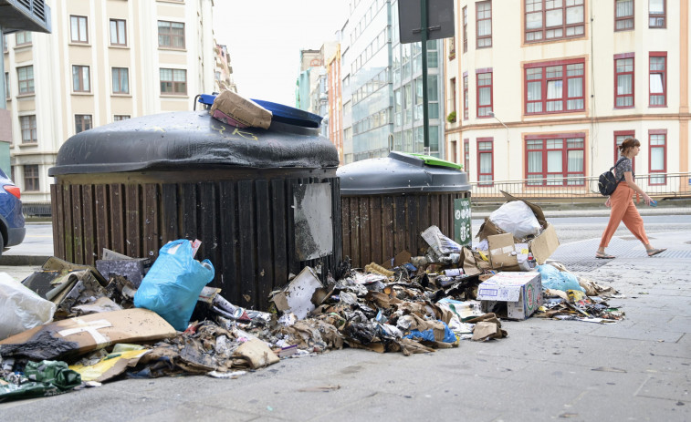 Arden seis contenedores en una noche más de huelga de recogida de basura en A Coruña