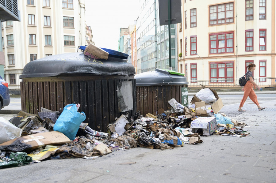 Arden seis contenedores en una noche más de huelga de recogida de basura en A Coruña