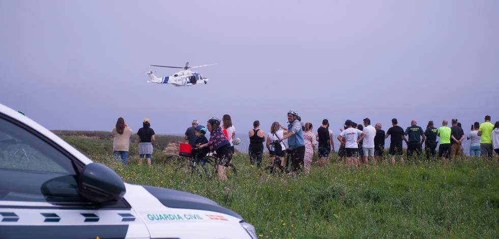 Rescatado un pescador que sufrió una caída en unas rocas en Barreiros