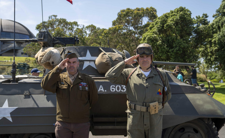 El monte de San Pedro se viste de gala militar para homenajear a los gallegos caídos en Normandía y París