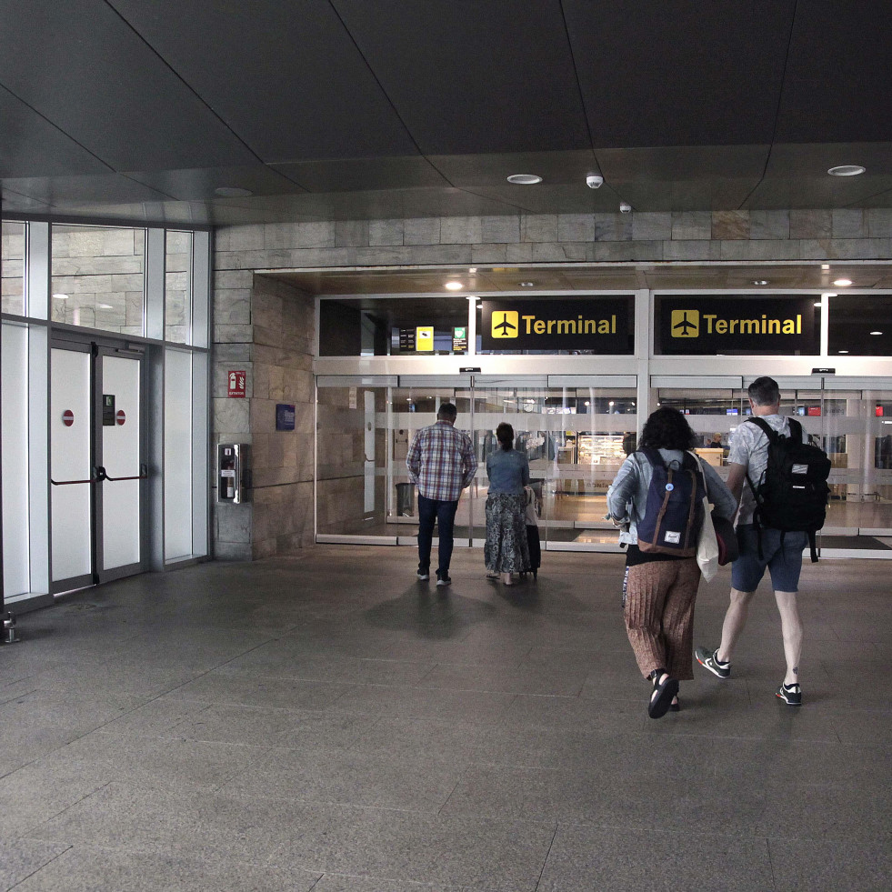 El aeropuerto de A Coruña se estanca en julio, pero avanza hacia el millón de pasajeros anual