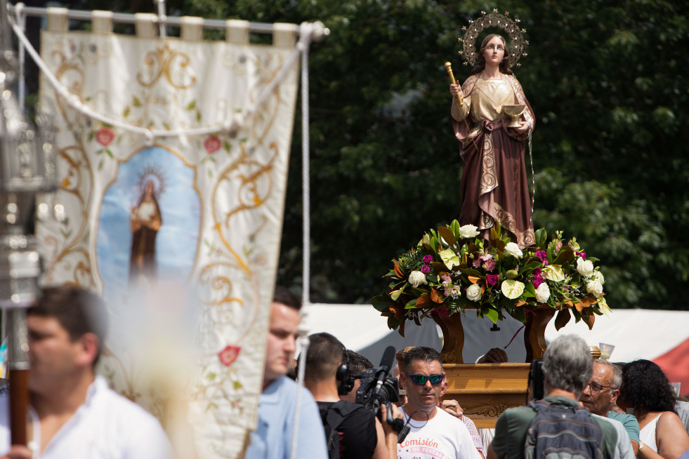 SANTA MARTA DE RIBARTEME (PONTEVEDRA), 29/07/2024.- Santa Marta de Ribarteme celebra su peculiar romería, en la que los penitentes se someten al trance de ir en féretros y amortajados para agradecer