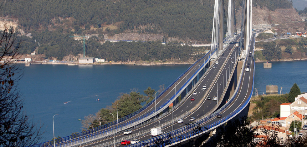 Reabren al tráfico todos los carriles del puente de Rande después de que un camión perdiese la carga