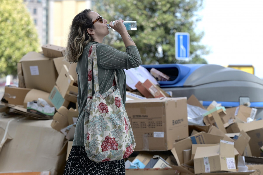 A Coruña vive el día más caluroso en lo que va de año en medio del conflicto por la basura