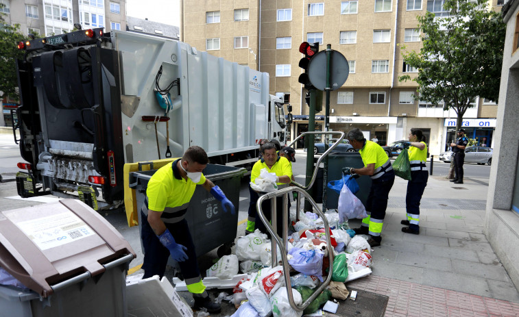 Rey denuncia que la recogida de basura solo se realiza en el centro para predisponer a los barrios contra ella