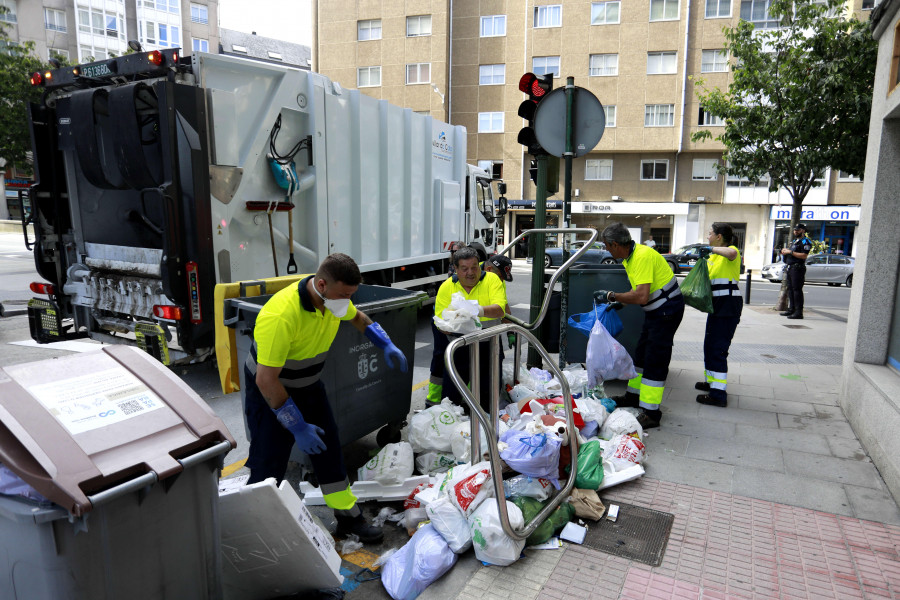 Rey denuncia que la recogida de basura solo se realiza en el centro para predisponer a los barrios contra ella