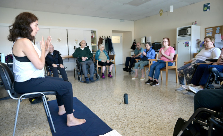 Pacientes de daño cerebral adquirido reciben yoga como terapia en As Xubias