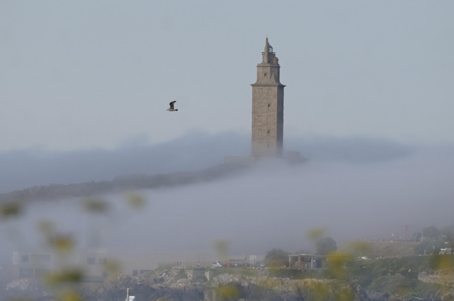 La niebla cubre A Coruña para terminar el día más caluroso del año