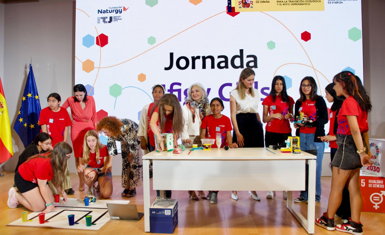 Alumnas de Ferrol crean un robot para limpiar las playas de microplásticos