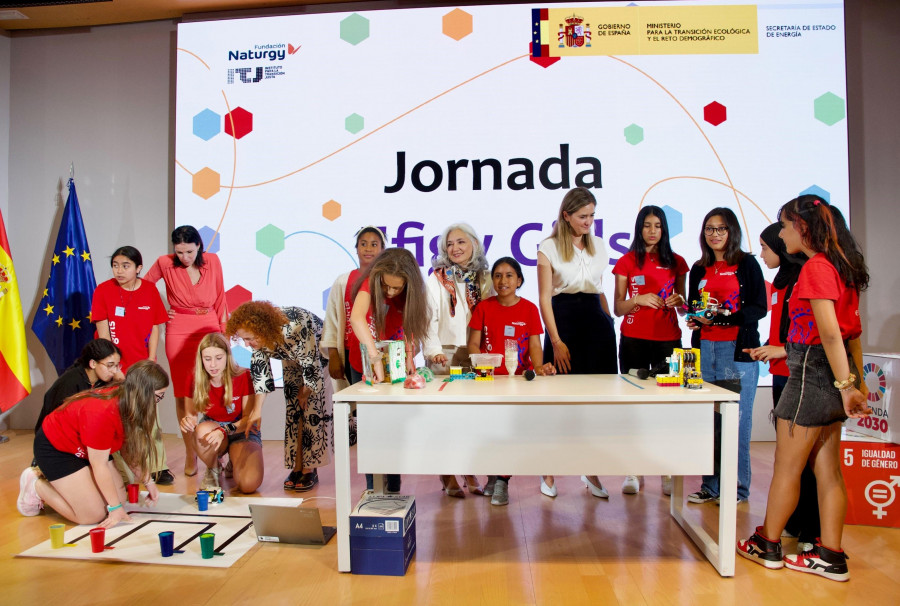 Alumnas de Ferrol crean un robot para limpiar las playas de microplásticos