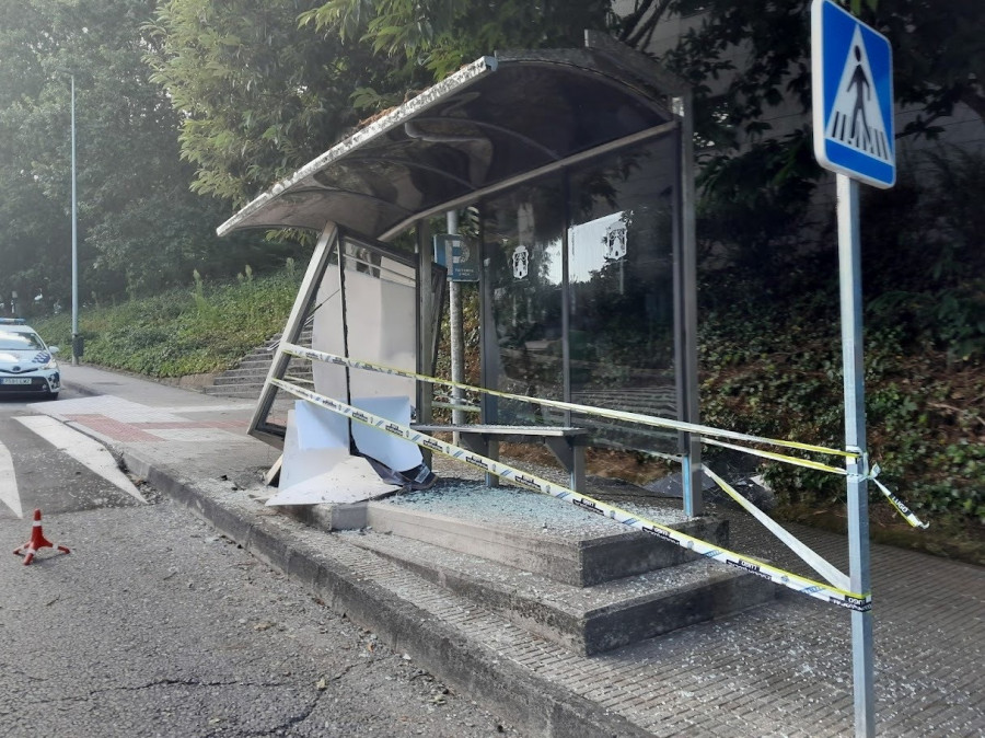 Un coche aparcado en Lugo se desplaza 100 metros cuesta abajo sin conductor y destroza una marquesina