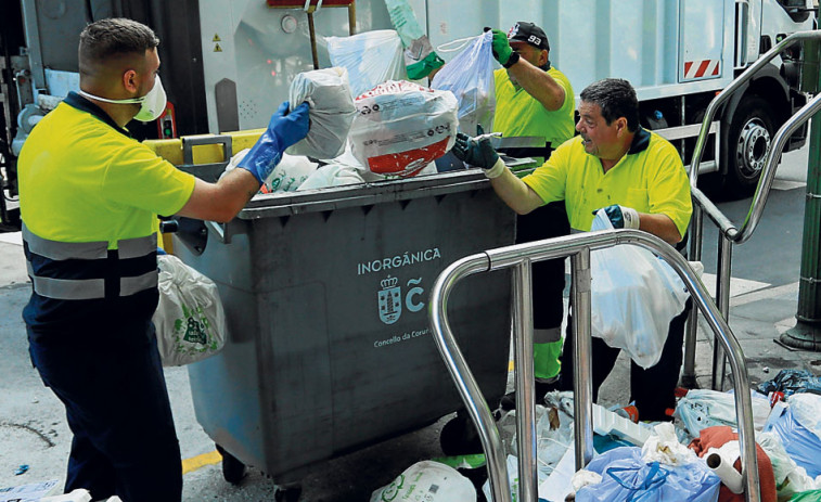 El reciclaje se resiente por la protesta: las bolsas se mezclan en contenedores y camiones y llegan así  a la planta de Nostián