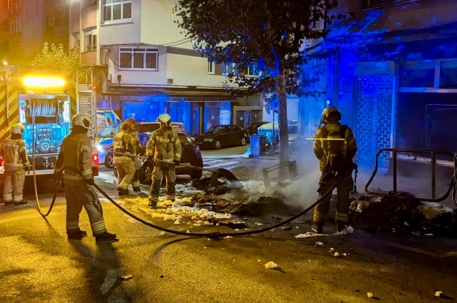 Varios intoxicados por un incendio de contenedores en A Coruña