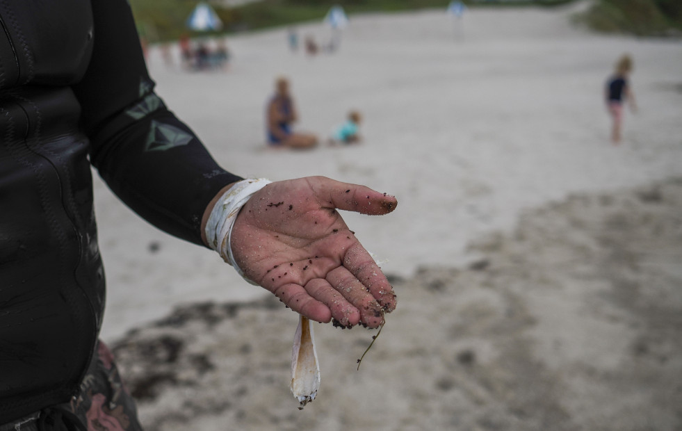 Salvamento investiga el origen de las pequeñas bolas de fuel que aparecieron en varias playas de Galicia