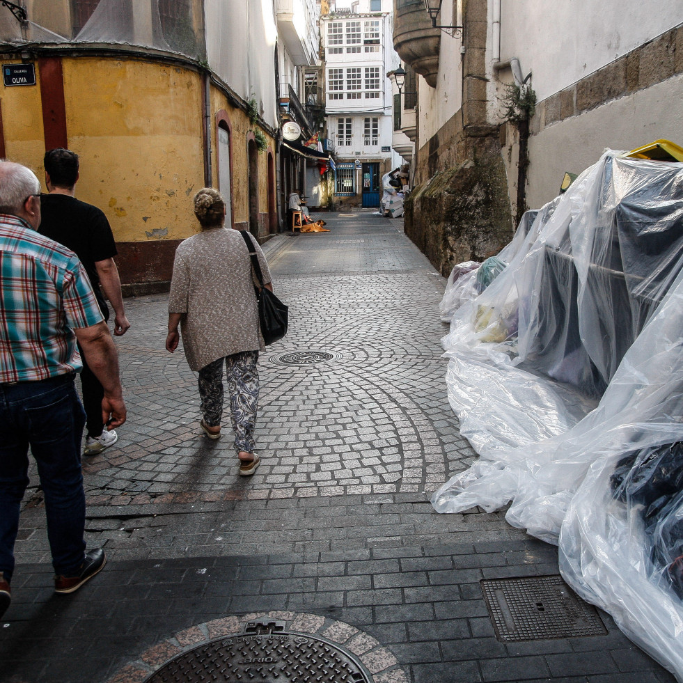 La suspensión del servicio de recogida de cartón y el mal olor afecta a los negocios de A Coruña