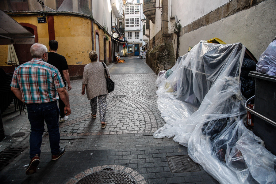 La suspensión del servicio de recogida de cartón y el mal olor afecta a los negocios de A Coruña