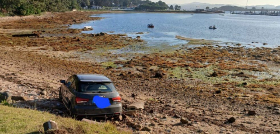 Un coche sin conductor aparece en una playa de la Illa da Toxa