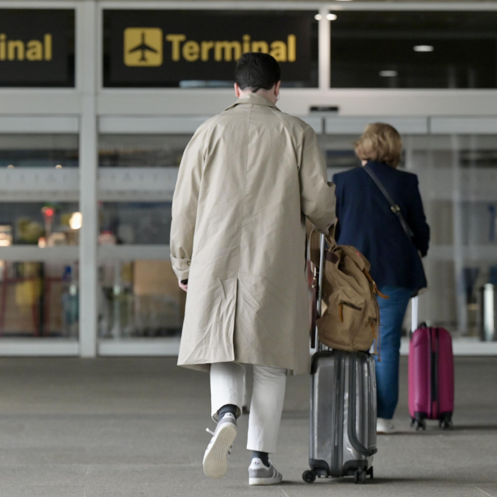 El aeropuerto de Alvedro se salva del monopolio en la ruta a Madrid