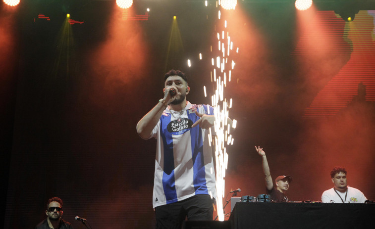 Un Omar Montes blanquiazul consigue el mayor lleno en lo que va de fiestas de A Coruña