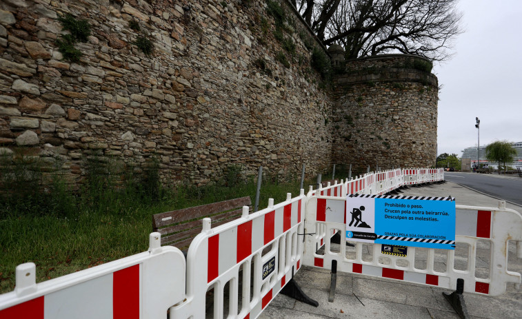 La muralla que defendió María Pita se rinde ante los estragos del tiempo y del abandono