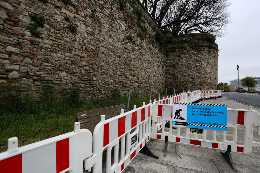 La muralla que defendió María Pita se rinde ante los estragos del tiempo y del abandono