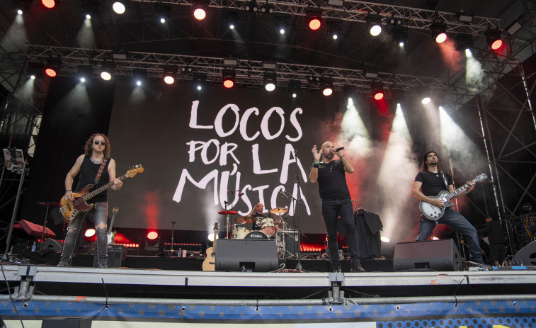 Los coruñeses se dan un baño de nostalgia en María Pita en una musical noche ‘noventera’