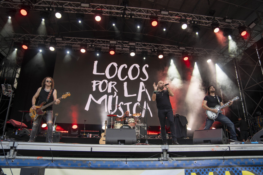 Los coruñeses se dan un baño de nostalgia en María Pita en una musical noche ‘noventera’