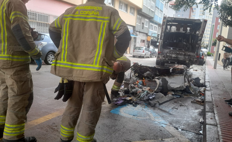 Arde parte de la carga de un camión de basura de A Coruña