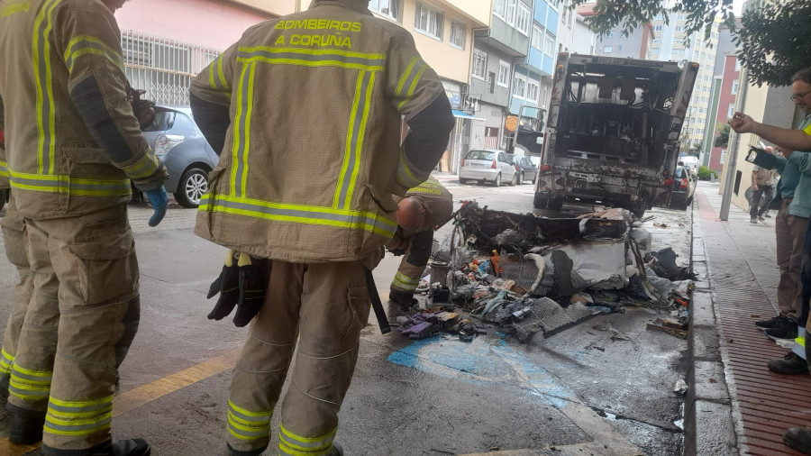 Arde parte de la carga de un camión de basura de A Coruña