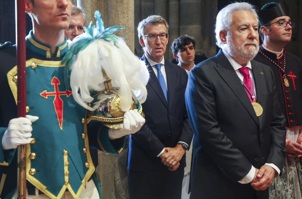 SANTIAGO DE COMPOSTELA, 25/07/2024.- El líder del Partido Popular, Alberto Núñez-Feijóo (C), asiste a la celebración de la Ofrenda Nacional al Apóstol Santiago en Santiago de Compostela, este ju