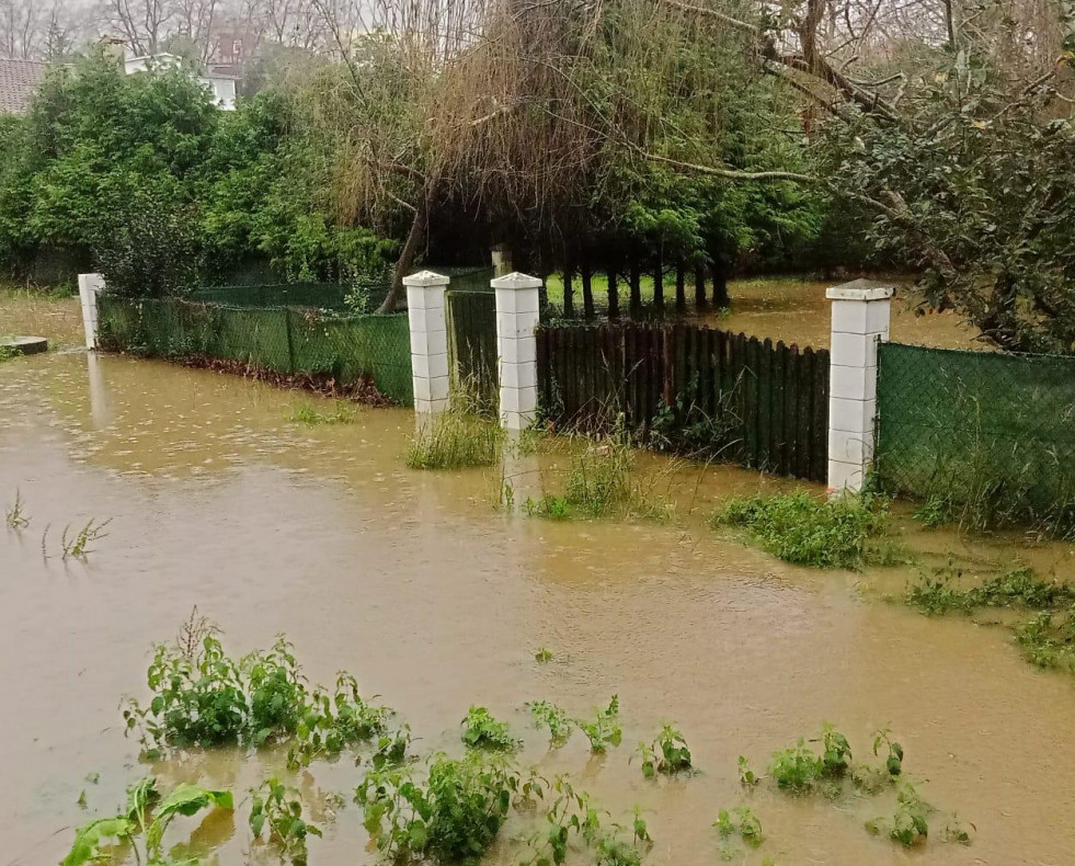 Río desbordado en Santa Cruz