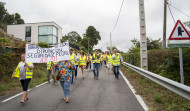 El alcalde de Arteixo reclama en la calle que la Diputación finalice un tramo de aceras en Barrañán