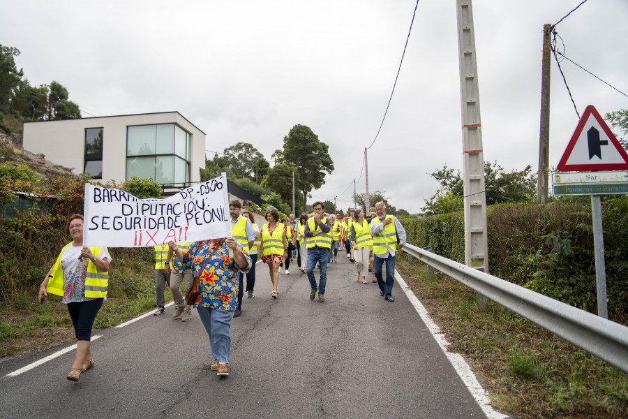 El alcalde de Arteixo reclama en la calle que la Diputación finalice un tramo de aceras en Barrañán