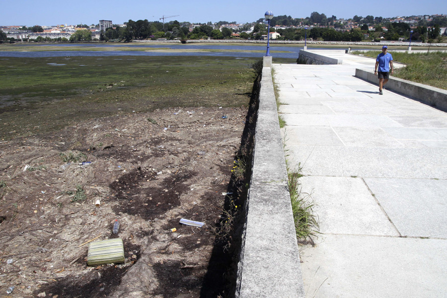 Vecinos de Cambre y Culleredo denuncian la suciedad de las aguas de O Burgo tras las últimas fiestas