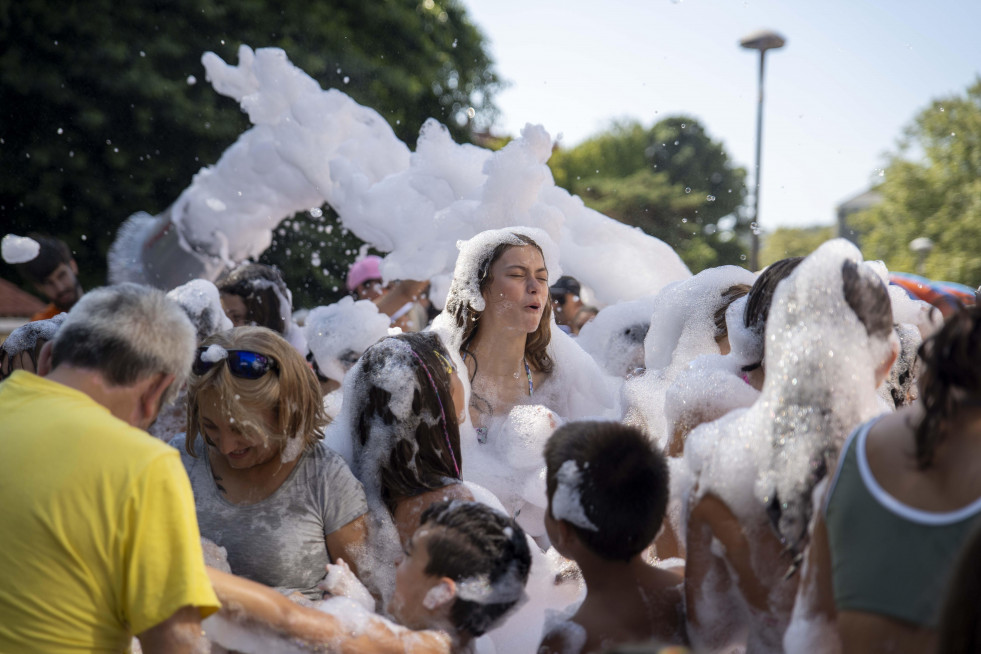 O Ventorrillo se lo pasa en grande con las fiesta del agua y la espuma   @Carlota Blanco (40)