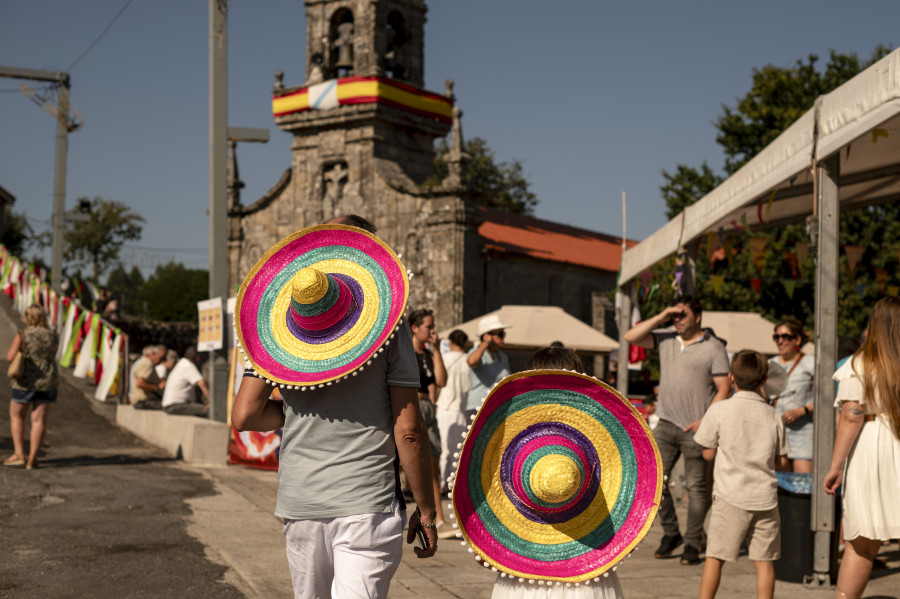 Tacos y mariachis en Avión, el pueblo gallego en el que "veranean" magnates mexicanos