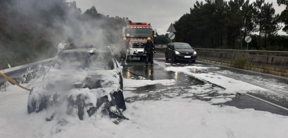 Arde un vehículo en A Laracha cuando circulaba por la autovía