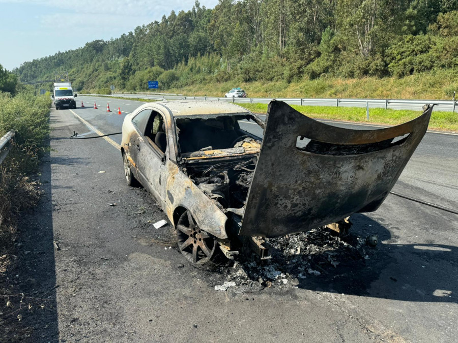 Un coche se incendia en la autovía a su paso por Coirós