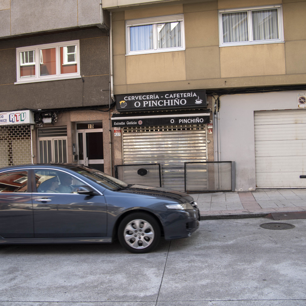 Lanza su coche contra un bar en A Coruña para arrollar a la pareja de su ex