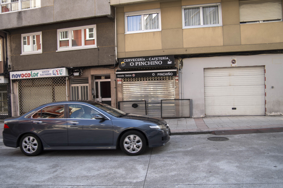 Lanza su coche contra un bar en A Coruña para arrollar a la pareja de su ex