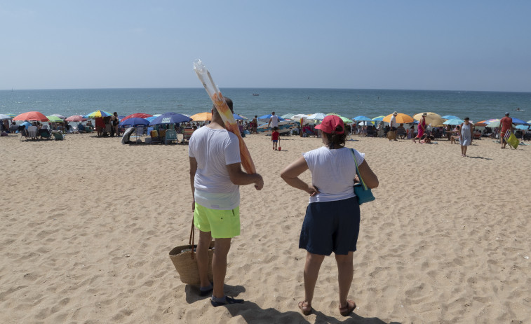 Las multas más curiosas en la playa: orinar en el mar, hacer topless o hacer agujeros