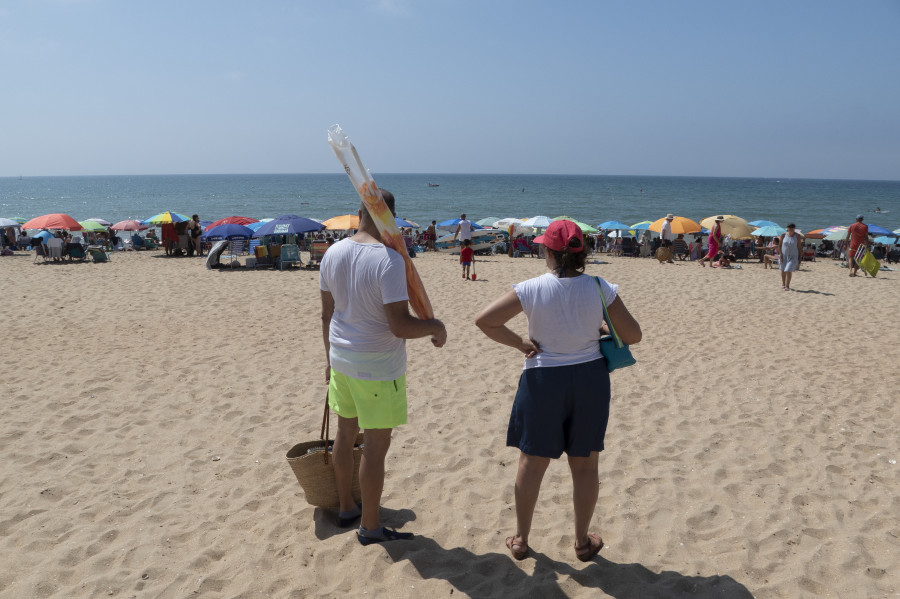 Las multas más curiosas en la playa: orinar en el mar, hacer topless o hacer agujeros