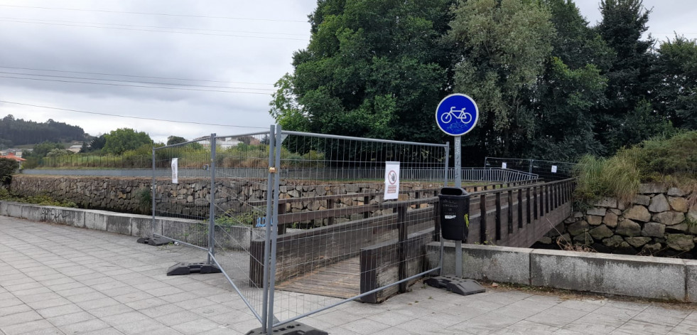 El deterioro evidente obliga a cerrar un puente peatonal del río Mero en A Barcala